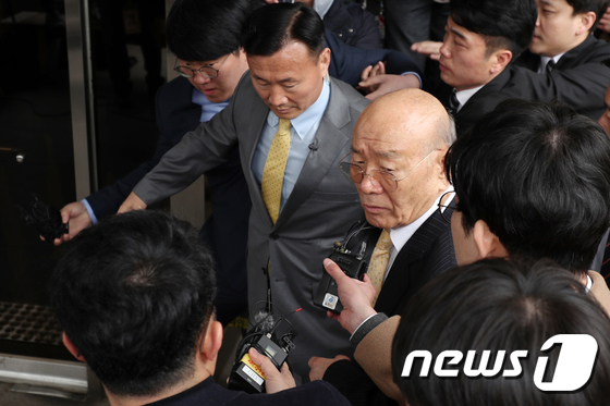 전두환 전 대통령이 5·18 민주화운동 관련 피고인으로 11일 광주지방법원에 들어서고 있다. (사진=뉴스1)