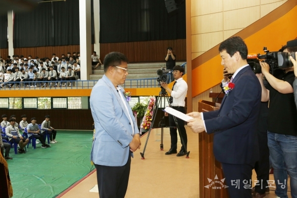 전형문 5·18 민주화운동 유공자가 15일 광주 서석고등학교에서 38년 만에 명예졸업장 받고있다.(사진=광주시교육청 제공)