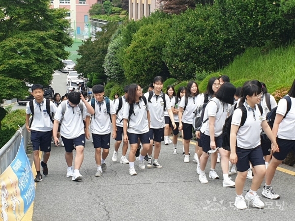 편한교복을 입고 등교중인 목포 영화중학교 학생들(사진=전남도교육청 제공)