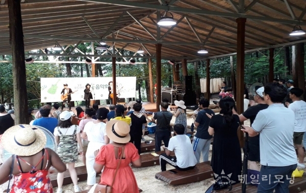 물축제 기간 편백숲 우드랜드에서는 관광객들을 위해 27일부터 31일까지 숲속음악회가 열린다.(사진=장흥군 제공)