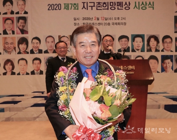 구충곤 화순군수가 12일 서울 한국프레스센터에서 열린 ‘제7회 지구촌 희망펜 상’ 시상식에서 ‘자치 부문 대상’을 받았다.(사진=화순군 제공)
