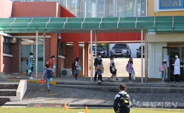 전남 무안 일로동초등학교 학생들이 교실에 들어가기 위해 거리 두고 발열체크 기다리는 있다(사진=전남도교육청 제공)