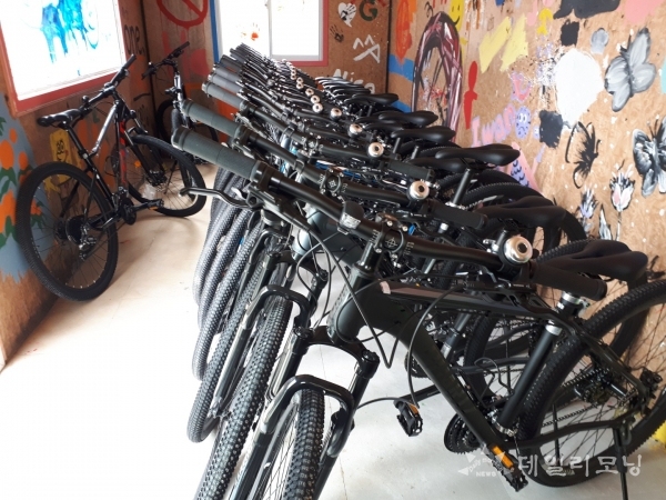 광주 서광병원 서해현 대표원장이 광주푸른창작학교에 자전거 20대를 기증했다.(사진=광주푸른꿈창작학교 제공)