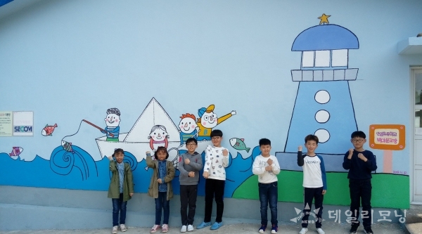 바닷가 섬마을 오래되고 낡은 학교 건물 벽이 아이들의 꿈을 담은 아름다운 벽화로 재탄생했다.(사진=여수 안일초등학교 제공)