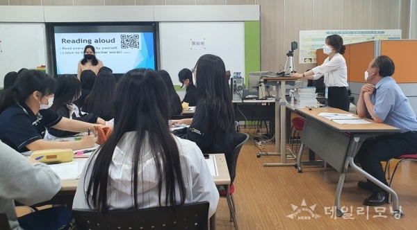 순천여고 교사들이 코로나19의 어려운 상황에서도 온라인으로 수업을 공개하고 있다(사진=전남도교육청 제공)