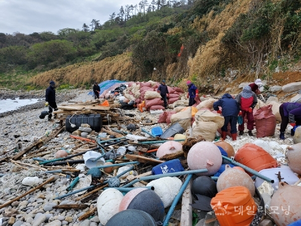 바다환경지킴이가 지난 4월 삼산 유촌해변 해양쓰레기 수거작업을 펼치고 있다.(사진=여수시 제공)