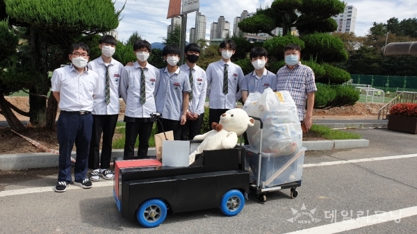 광주 광덕고등학교 동아리 학생들이 쓰레기 수송 자율주행 자동차를 만들어 시운전을 하고 있다.(사진=광덕고 제공)