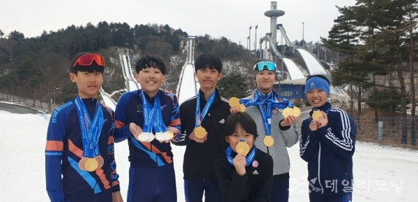전남 화순초등학교 스키 선수들이 메달을 목에 걸고 가념촬영을 하고 있다(사진=전남도교육청 제공)