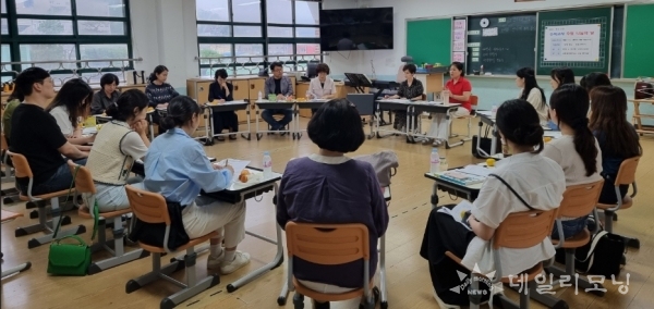전남도교육청은 29일 고흥동초등학교에서 교사 30명이 참여한 가운데, ‘신규·저경력 교사와 함께하는 수석교사 수업 나눔의 날’을 운영했다(사진=전남도교육청 제공)